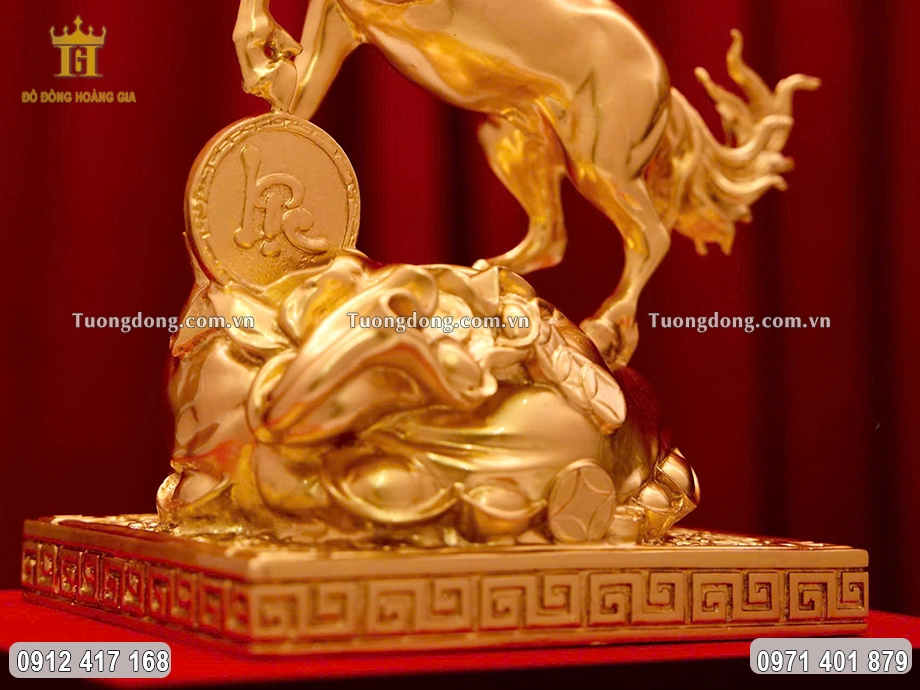 Tượng ngựa đứng trên túi tiền và chữ Lộc